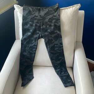 Belly Bandit Mother Tucker Leggings Black Camo NWT Size L